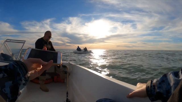 Декабрьская рыбалка с лодки в Сочи с эхолотом Deeper CHIRP+ на море смотреть онлайн