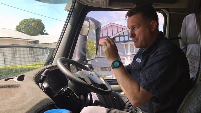 How To Drive A Truck - HILL START & HILL ASSIST in a VOLVO TRUCK смотреть онлайн