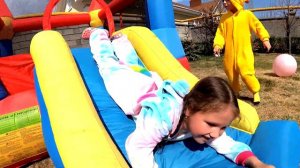 Покемон ПИКАЧУ и Единорожка прыгают на батуте и на мячиках на TUMANOV FAMILY
