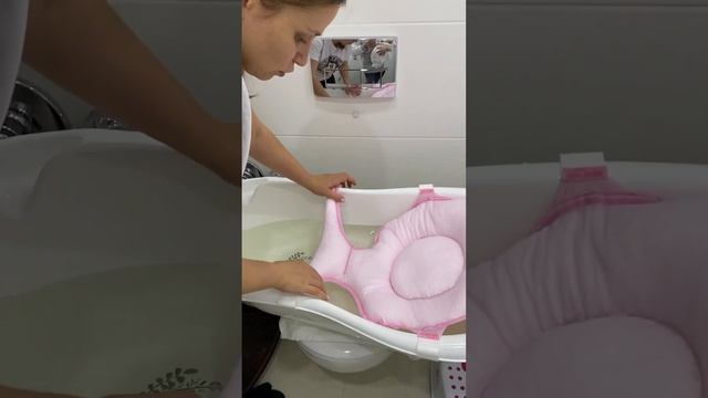 Купание младенца в ванночке на гамаке. Обзор гамачков для купания -плюсы и минусы. смотреть онлайн