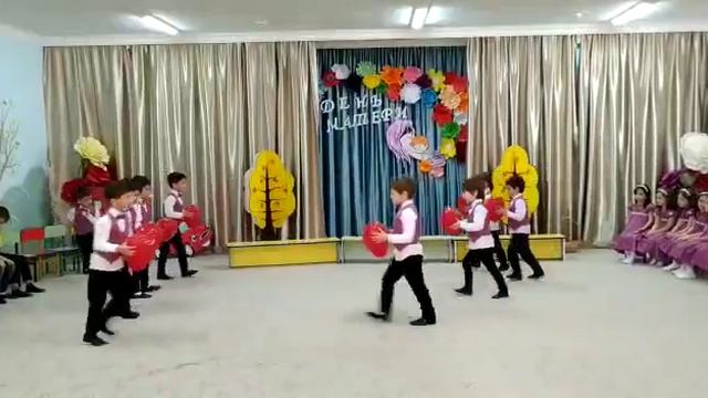 Танец на день матери «Мамино сердечко» подготовительная группа «Котята», 2019 года смотреть онлайн