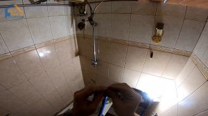 Монтаж реечного потолка из алюминия со световыми линиями.