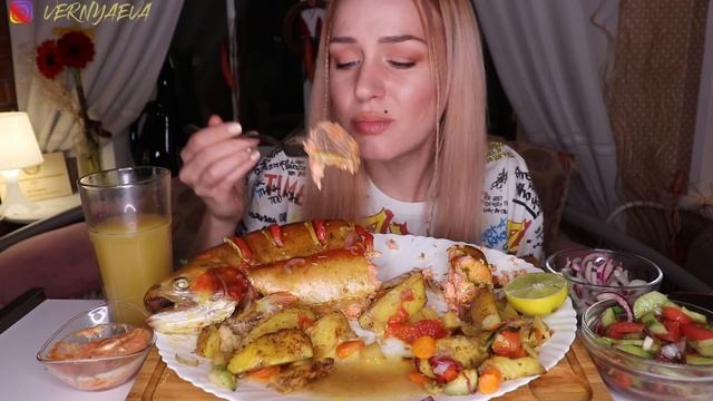 MUKBANG | Запеченная форель с овощами, салат | Baked trout with vegetables, salad не ASMR смотреть онлайн
