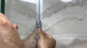 Установка шторки из стекла на ванную.