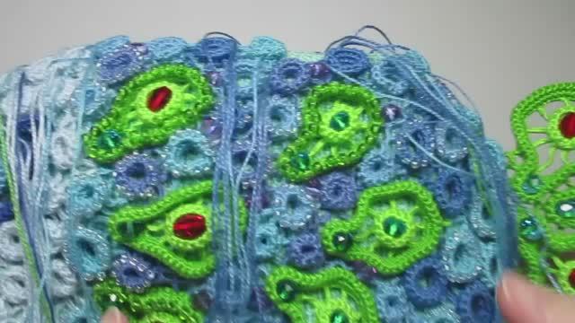 Начала обшивать бисером вязаную крючком сумку "Рыбка" смотреть онлайн