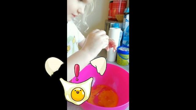 РАЗБИВАЕМ ЯЙЦО - КАК РАЗБИТЬ СКОРЛУПУ - Соня учится разбивать яйца - Готовим тесто для печенья. смотреть онлайн