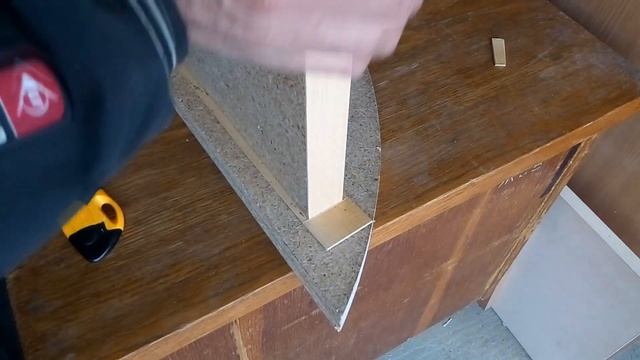 Как поклеить и обрезать 2 мм. кромку ПВХ на столешницу. смотреть онлайн