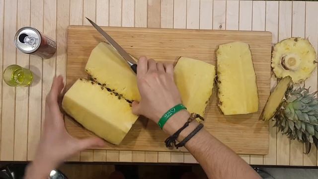 HOW TO CHOP PINEAPPLE ? | Как нарезать ананас? - FASTEST WAY смотреть онлайн