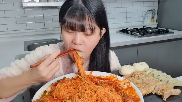 소면 왕창!!?넣은 골뱅이 비빔국수에 왕만두+고기만두+김치만두+새우만두 먹방 MUKBANG смотреть онлайн