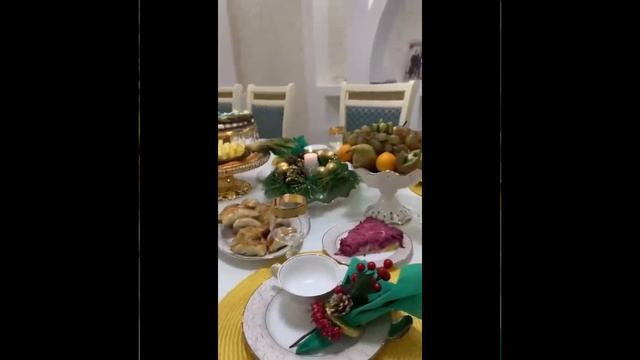 Новогодний стол ? /праздник/новый год/2023 / Жана жыл /сервировка столов/салаты/бауырсак/самса смотреть онлайн