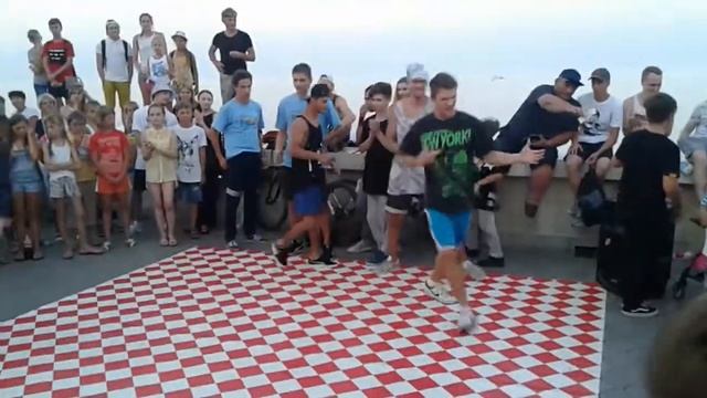 Брейк на набережной Алушты 26 07 2017 смотреть онлайн