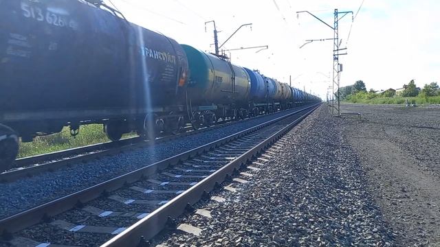 2ЭС6-212 мчится по переезду с наливным составом. смотреть онлайн