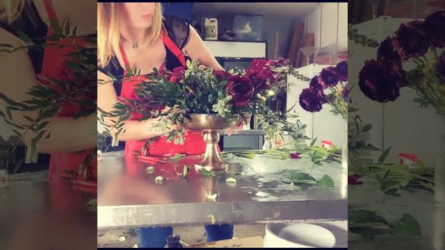 Urn Vase Flowers Arrangement смотреть онлайн