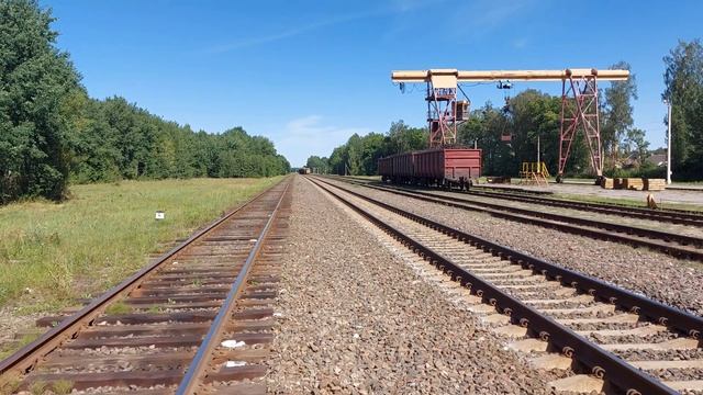 М62-1573 с грузовым поездом прибывает на станцию Гутно.Перегон Гавья-Гутно. смотреть онлайн