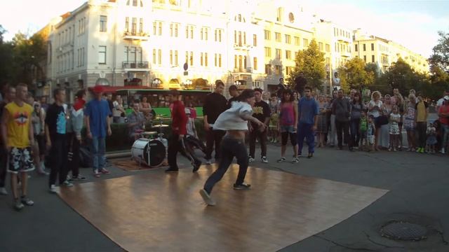 брэйк в Харькове под живые барабаны dance music смотреть онлайн