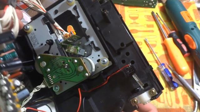 Akai PJ-W512CD. Небольшая профилактика, ремонт CD привода. смотреть онлайн