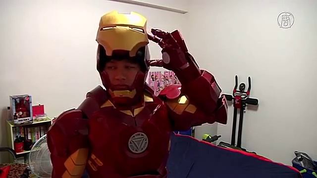 Железный человек развлекает танцами прохожих смотреть онлайн