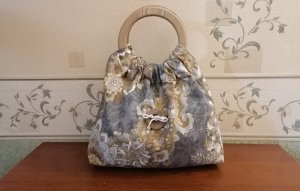 Сумочка с круглыми ручками.