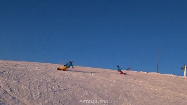 Карвинг на мягком сноуборде в закатном солнце на Бигвуде смотреть онлайн