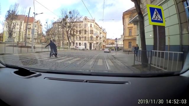 Неадекват ударил женщину во Львове смотреть онлайн