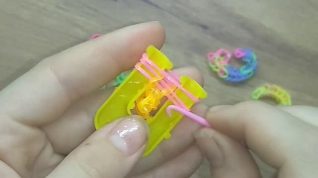 Как плести колечки из резиночек! смотреть онлайн