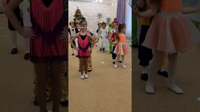 Вход детей на Новогодний праздник в смотреть онлайн