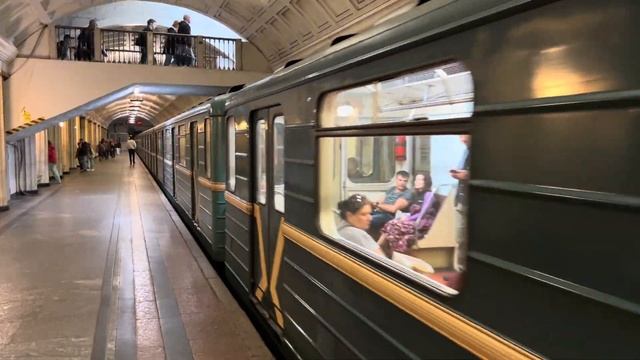 Метропоезд 81-717/714 "Номерной" станция метро Театральная смотреть онлайн