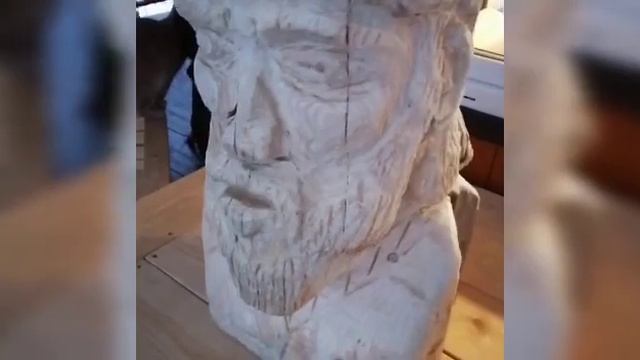 Резьба бензопилой. Деревянная садовая фигура своими руками. Голова римлянина. Карвинг. carving. смотреть онлайн