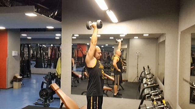 Жим гантели стоя одной рукой смотреть онлайн