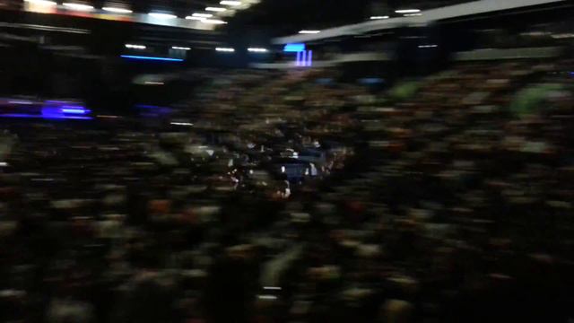 Вот сколько людей пришло на концерт) смотреть онлайн