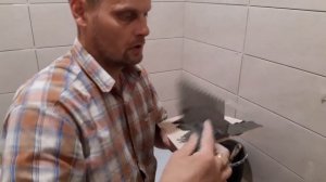 Как правильно приклеивать кафельную плитку на стены. Как наносить клей.