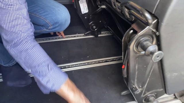 Разворачиваем сиденья среднего ряда на Мерседес Вито Турер. Нелегкая работа. смотреть онлайн