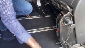 Разворачиваем сиденья среднего ряда на Мерседес Вито Турер. Нелегкая работа.