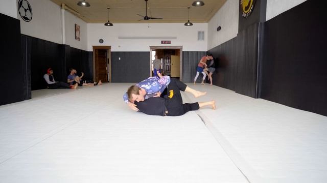 How To Roll With A Lower Belt in BJJ смотреть онлайн