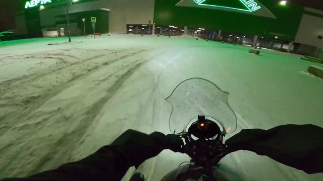 912 - Кручу пятаки на парковке зимой. смотреть онлайн