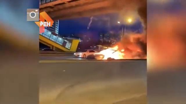 От взорвавшейся на МКАД Тесла не осталось живого места смотреть онлайн
