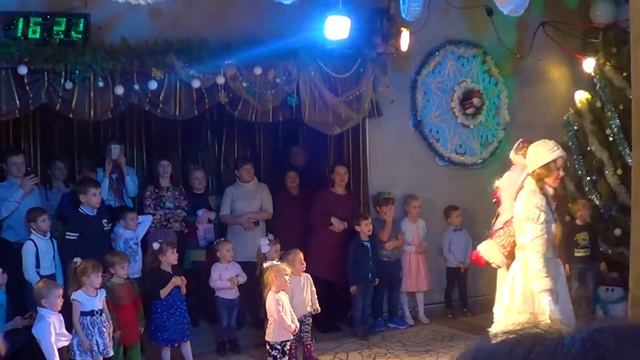 ВАСИЛИСА РАССКАЗЫВАЕТ СТИШОК ДЕДУ МОРОЗУ ПРОДОЛЖЕНИЕ НОВОГОДНЕЙ ЁЛКИ LISKA SHOW смотреть онлайн
