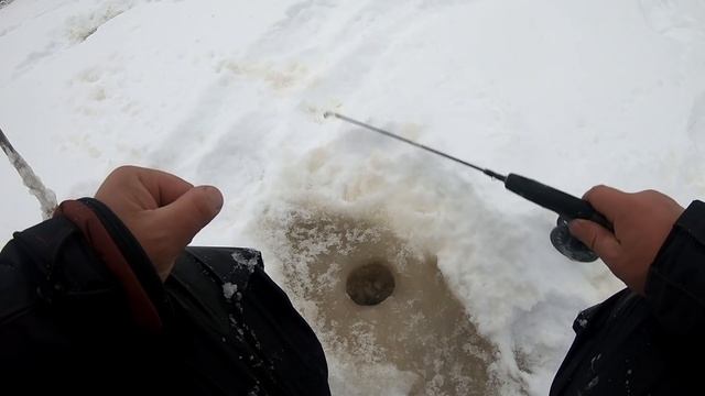 Рыбалка! Зимняя ловля Окуня и Щуки! смотреть онлайн