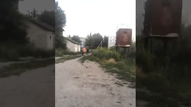 Молча снимаю людей/мужик кинул кирпич смотреть онлайн