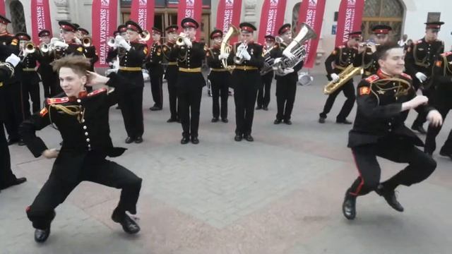 Суворовцы Московского военно-музыкального училища на казанском вокзале 01.06.2019 #spasstower2019 смотреть онлайн