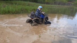 Детский квадроцикл в глубокой луже ATV125