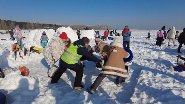 СТРОИТЕЛЬСТВО ИГЛУ В НОВОСИБИРСКЕ НА ОБЬГЭСЕ НЕ ОБОШЛОСЬ БЕЗ ТАНЦЕВ смотреть онлайн