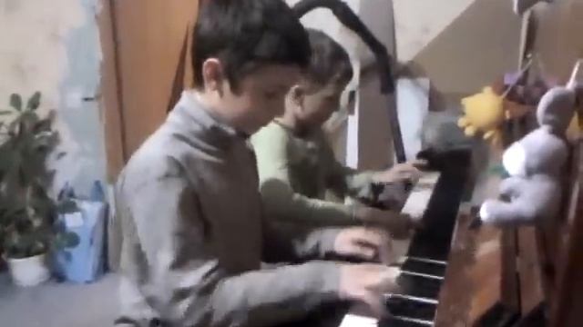 Макс играет на пианино смотреть онлайн