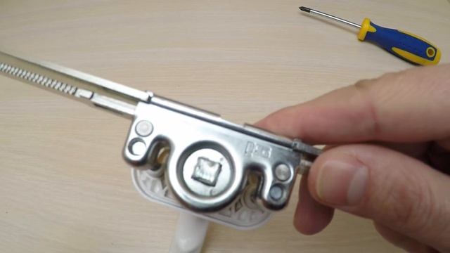 Разболталась ручка на пластиковом окне