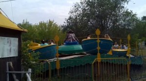 Захватывающий аттракцион «Вальс» в Центральном парке культуры и отдыха в городе Орске.
