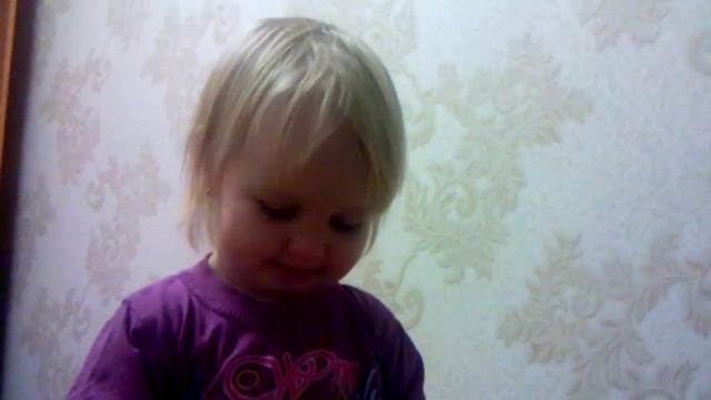 Дочь чихает