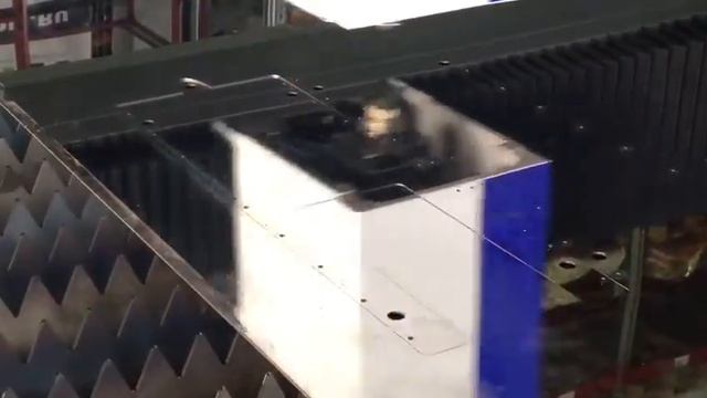 Оптоволоконный лазерный станок для резки металла MetalTec 1530 в работе 4 смотреть онлайн