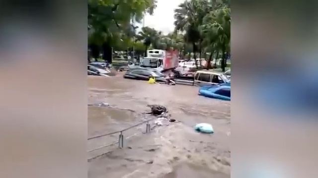 Mauritius is in ruins! Cyclone Belal hit with wind speeds of 190 km/h and flood смотреть онлайн