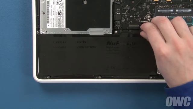 MacBook 13" Eind 2009 2010 Batterij vervangen смотреть онлайн