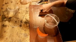Изготовление кормушки для пчел из пластиковых ведерок.